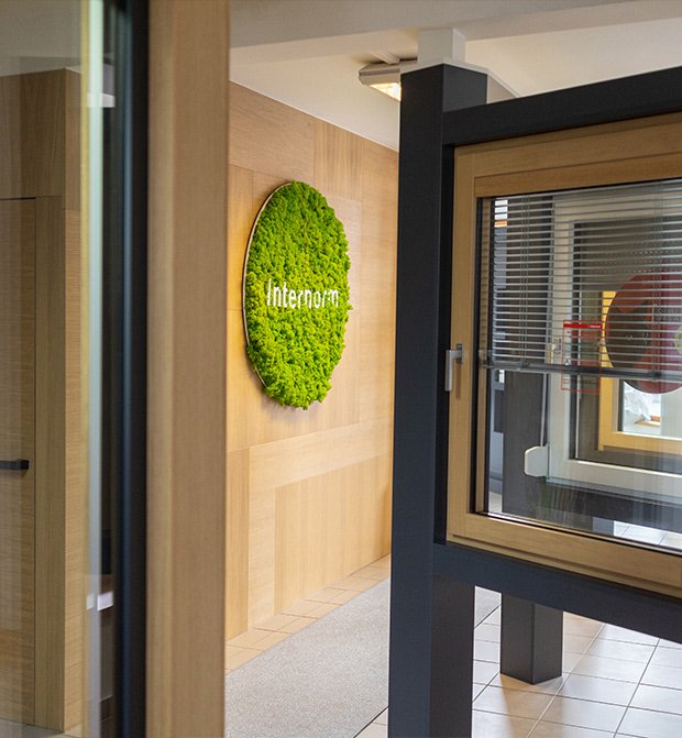 Mit Internorm setzen wir auf eine Fenstermarke aus Österreich. Insekten- und Sonnenschutz-Lösungen für Fenster und Terrassentüren von Schlotterer runden Ihr zuhause ab.